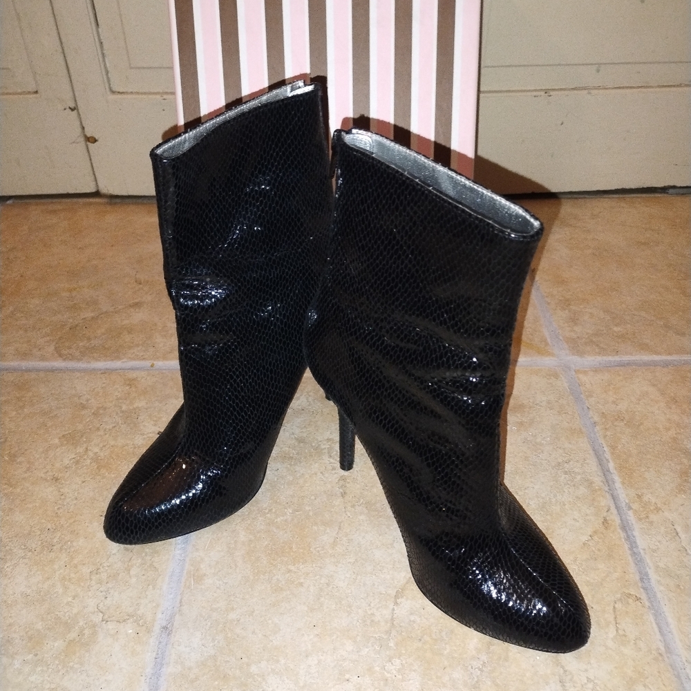 EUC WOMENS RSVP "VICKY" BLACK PATENT LEATHER FAUX SNAKESKIN 4.5" HIGH HEEL BOOTS